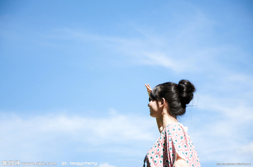 We embrace at the edge of the cliff.我们拥抱在悬崖之边。