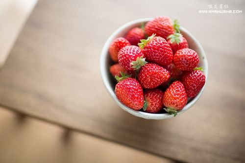 关于落叶的说说：我喜欢春天的嫩叶夏天的鸟鸣秋天的落叶冬天的阳光和陪在我身边的你